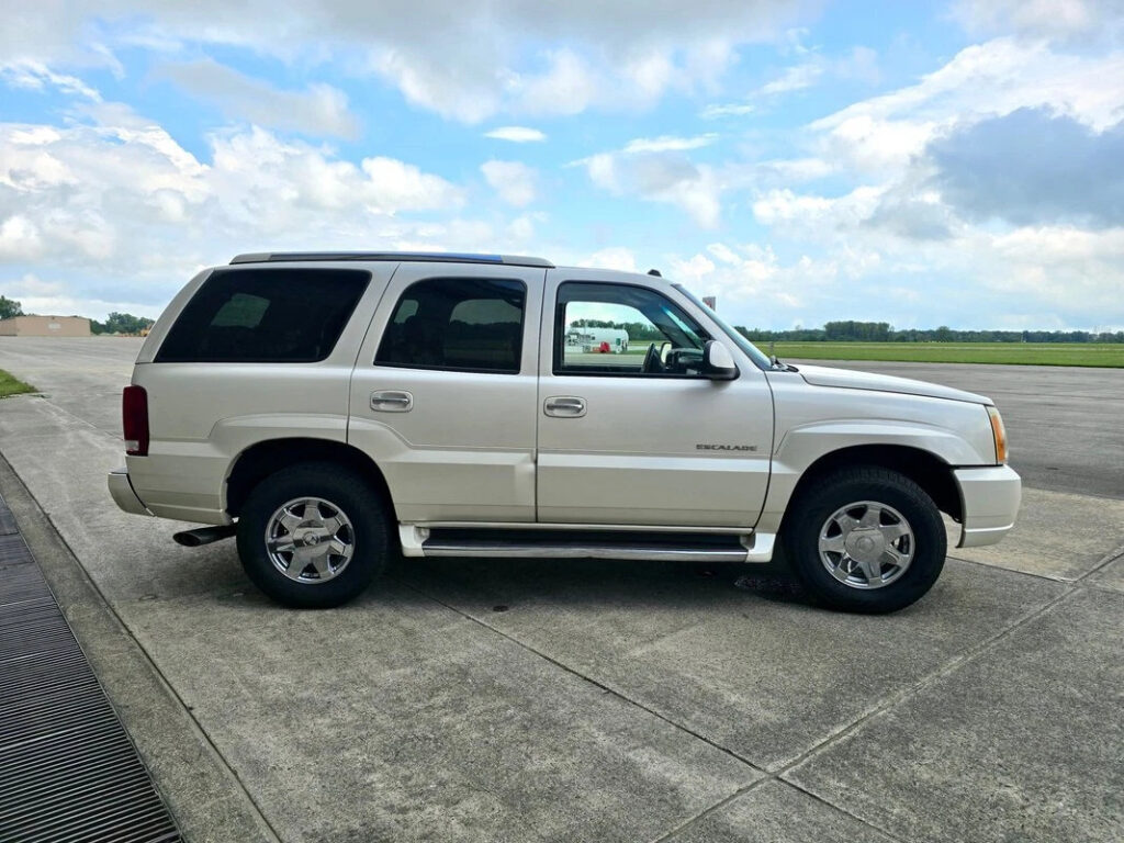 2004 Cadillac Escalade Pearl White SUV 6.0 Liter V8