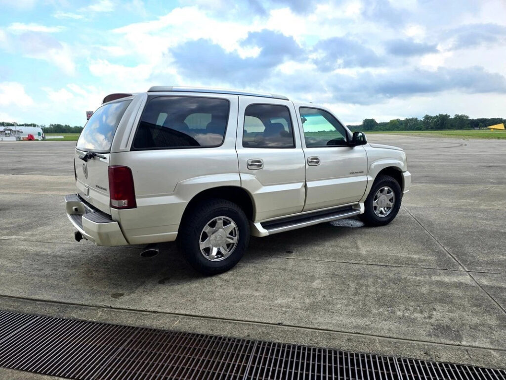 2004 Cadillac Escalade Pearl White SUV 6.0 Liter V8
