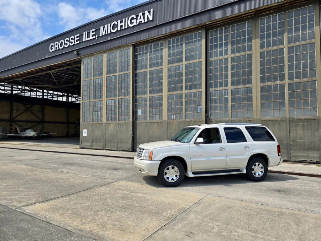 2004 Cadillac Escalade Pearl White SUV 6.0 Liter V8