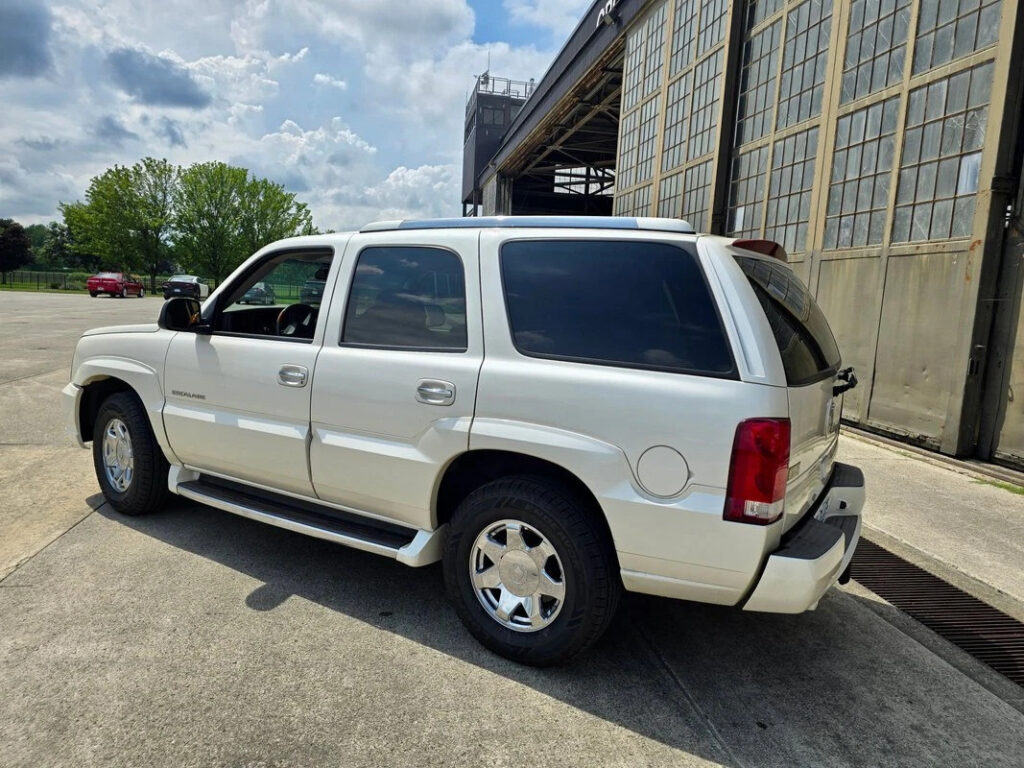 2004 Cadillac Escalade Pearl White SUV 6.0 Liter V8